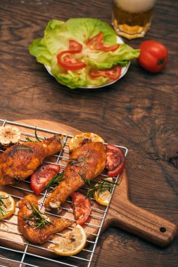 Biber ve biberiye ile baharatlı ızgara tavuk göğsü