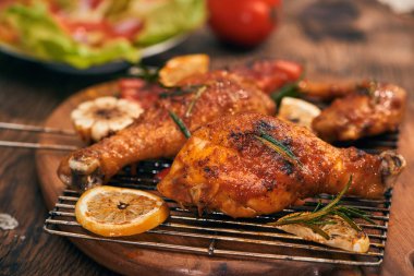 Izgara Barbekü tavuk taze otlar ve domates ile