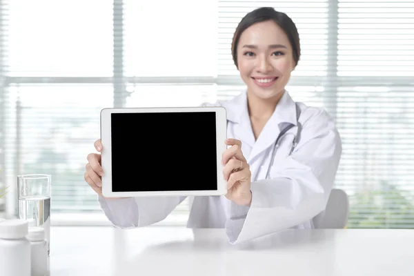 Medico Sesso Femminile Che Mostra Tablet Con Schermo Bianco Paziente — Foto Stock