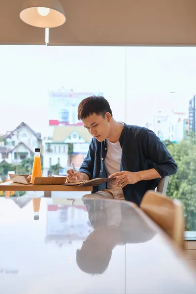 Guapo Joven Diseñador Escribe Notas Gráficas Creativas Hacer Boceto Cuaderno — Foto de Stock