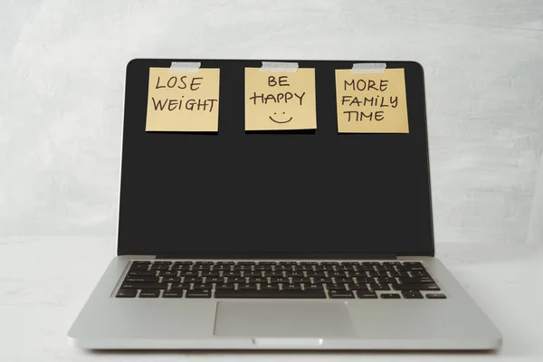 Stiker Kertas Berwarna Dengan Strategi Bisnis Dan Laptop Atas Meja — Stok Foto