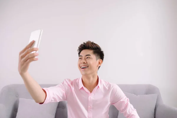 Joven Guapo Asiático Hombre Con Laptop Tomando Selfie Con Teléfono — Foto de Stock