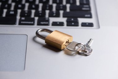 Bilgisayar güvenlik ve veri koruma kavramı. Bir kilitli kilit ve anahtar üstünde laptop.