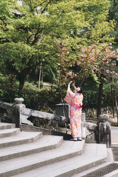 Kioto Japón Abril 2018 Mujer Joven Vestida Con Kimono Tradicional — Foto de Stock