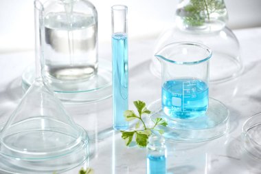 Kozmetik laboratuvar araştırma ve geliştirme. Bilim biyo cilt bakım kremi serum ürün yaprakları ile. doğal organik güzellik kozmetik kavramı. Kozmetik.