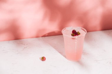 Beyaz taze ahududu ile şarap. ahududu kokteyl