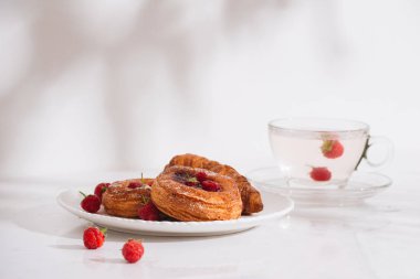 Ahududu, hamur işleri ile şeker şeker dolu. seçici odak.