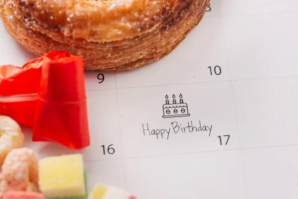 Het Schrijven Van Taart Kalender Gelukkige Verjaardag — Stockfoto