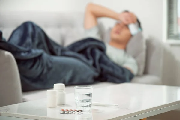 Kanepe Acı Soğuk Kış Grip Virüsü Tıp Tablet Sağlık Kavramı — Stok fotoğraf