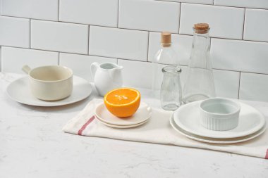 Mutfakta masada bir tabak turuncu