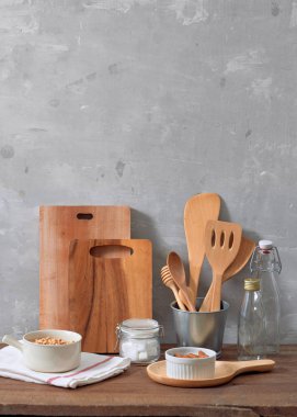 Mutfak natürmort ile fındık ve mutfak eşyaları