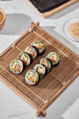 Korece rulo buğulanmış beyaz pirinç (bap) ve çeşitli diğer malzemelerle yapılmış Gimbap(kimbob)