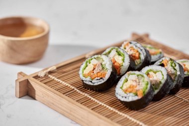 Korece rulo buğulanmış beyaz pirinç (bap) ve çeşitli diğer malzemelerle yapılmış Gimbap(kimbob)