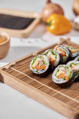 Korece rulo buğulanmış beyaz pirinç (bap) ve çeşitli diğer malzemelerle yapılmış Gimbap(kimbob)