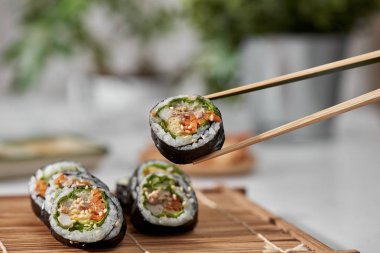Korece rulo buğulanmış beyaz pirinç (bap) ve çeşitli diğer malzemelerle yapılmış Gimbap(kimbob)