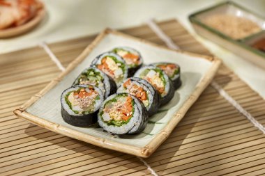 Korece rulo buğulanmış beyaz pirinç (bap) ve çeşitli diğer malzemelerle yapılmış Gimbap(kimbob)