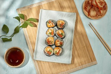 Korece rulo buğulanmış beyaz pirinç (bap) ve çeşitli diğer malzemelerle yapılmış Gimbap(kimbob)