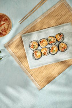 Korece rulo buğulanmış beyaz pirinç (bap) ve çeşitli diğer malzemelerle yapılmış Gimbap(kimbob)