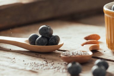 Taze yaban mersini ve eski ahşap bir masa üzerinde chia tohum