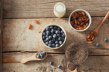 Chia puding taze meyveleri ve badem sütü. Superfood kavramı. Vegan, vejetaryen ve organik ürünleri ile sağlıklı beslenme diyet