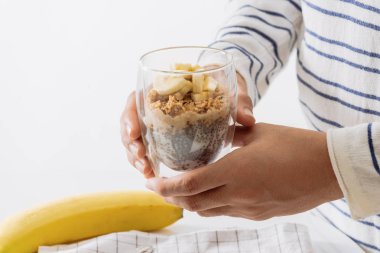 Sağlıklı Kahvaltı yoğurt, ceviz, muz ve chia tohum ile. Kase taze meyve.