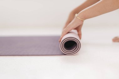 Fitness kadın yoga mat güneşli gün pencere önünde duran ile giyim spor