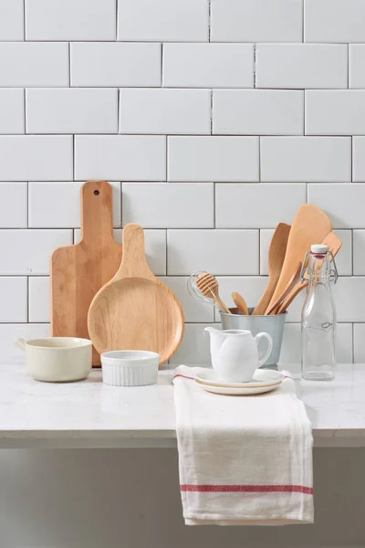 Utensílios Cozinha Rústica Simples Contra Parede Madeira Branca Panela Cerâmica — Fotografia de Stock