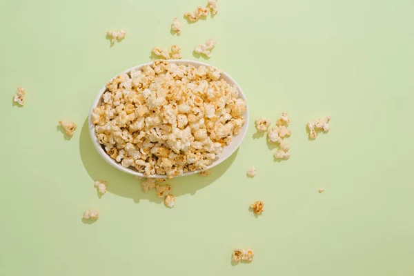 Popcorn Met Karamel Een Witte Porseleinen Kom — Stockfoto