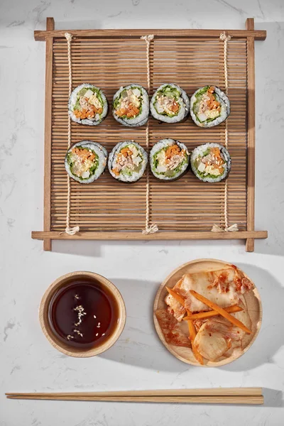 Korece rulo buğulanmış beyaz pirinç (bap) ve çeşitli diğer malzemelerle yapılmış Gimbap(kimbob)