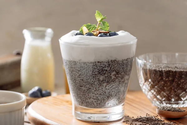 Chia Pudding Met Bessen Melk Zoete Dessert Gezond Ontbijt Superfood — Stockfoto