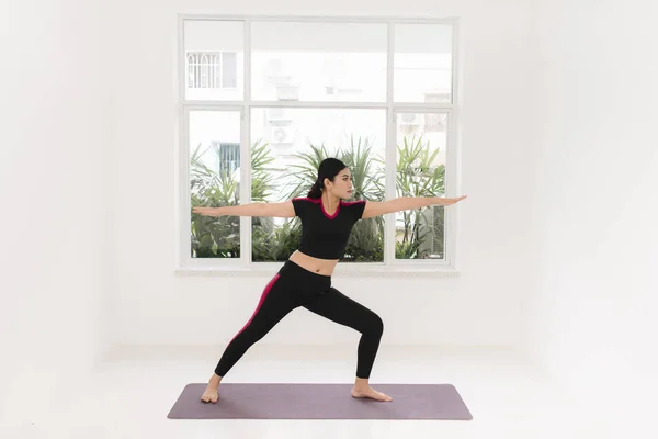 Mujer Atractiva Joven Practicando Yoga Pie Guerrero Dos Ejercicios Usando — Foto de Stock