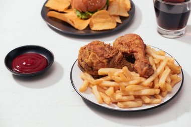 Set kızarmış çıtır tavuk ve Fransız Fri ile Fast-Food hamburger