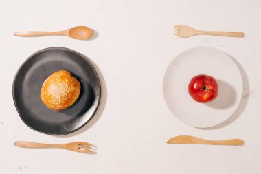 Sağlıklı iyi taze meyve ve sebzeler arasında seçim ikilemi o