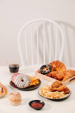 Hızlı gıda birden fazla türü. Sağlıksız gıda kavramı. AB 'den görünüm