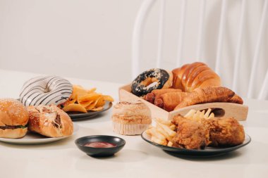 Hızlı gıda birden fazla türü. Sağlıksız gıda kavramı. AB 'den görünüm