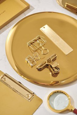 Altın öğeleri. Düz yatıyordu. Masada, kadın masa üstü aksesuarları. Görünüm üst tablo, arka plan dalga geçiyorsunuz. Zarf üst