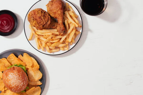 Hamburger de restauration rapide avec poulet frit croustillant et frites — Photo