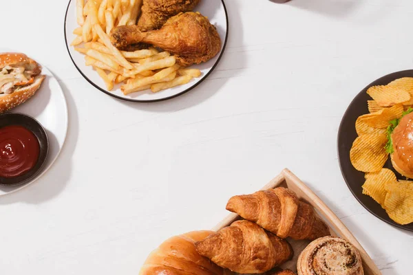 Taze pişmiş çörekler, büyük hamburger, kızarmış gevrek tavuk ve fren — Stok fotoğraf