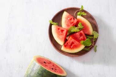 Plaka üzerinde dilimlenmiş kırmızı karpuz 