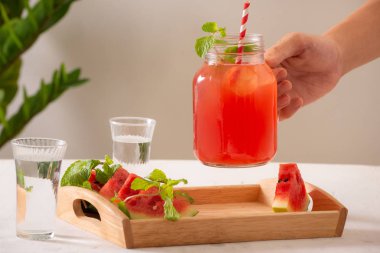 Elini tut karpuz karpuz meyve suyuyla