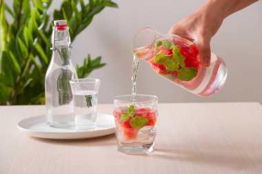  Beyaz arka planda karpuz su infkullanılmış