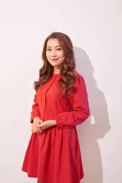 Sorrindo Bela Jovem Mulher Vestido Vermelho Elegante Está Posando Olhando — Fotografia de Stock