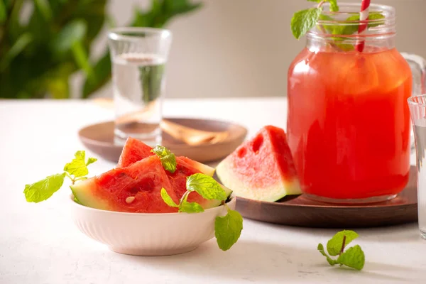 Bebida Sandía Vaso Con Rodajas Sandía Sobre Fondo Blanco — Foto de Stock