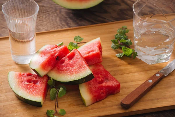 Sandía Rodajas Con Agua Pura Fondo Madera — Foto de Stock