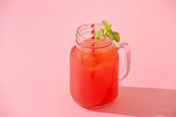 粉红背景上的西瓜汁 — 图库照片
