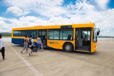 Hochiminh, Vietnam-27 Haziran 2018-servis sırasında şeritte modern yolcu gemisi. Havayolunun yolcuları otobüse iniş yapıyor. Sabah erken saatlerde havaalanında.