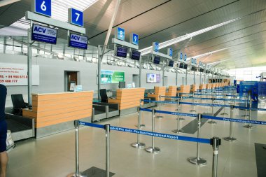 Phu Quoc, Vietnam 28 Haziran 2017: kalabalık kontrol bariyerlerinin bulunduğu bir havaalanının kamu Check-in alanı