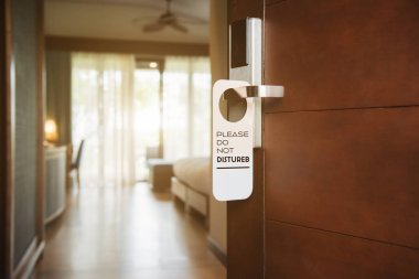 Otel odası ile lütfen rahatsız etmeyin işareti