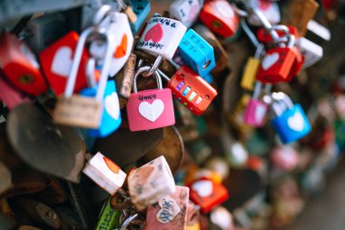 Seul, Güney Kore, 26 Ekim 2016: bir sürü ana anahtar Seul kulesinde duvar boyunca kilitlendi