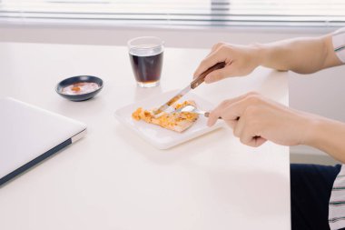 Ofiste çalışma masasında lezzetli pizza yeme.